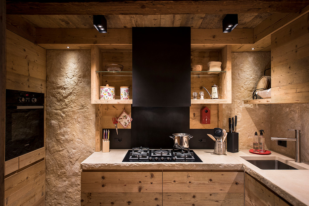 Geschlossene Urige Küche ohne Insel in L-Form mit Unterbauwaschbecken, offenen Schränken und hellen Holzschränken in Venedig