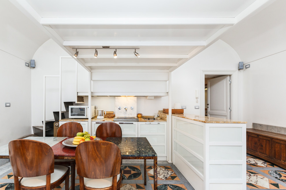 Immagine di una cucina contemporanea di medie dimensioni con lavello integrato, ante di vetro, ante bianche, top in marmo, paraspruzzi bianco, paraspruzzi in marmo, pavimento in marmo e pavimento multicolore