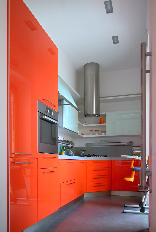 Inredning av ett modernt avskilt, mellanstort l-kök, med släta luckor, bänkskiva i kvarts och orange skåp