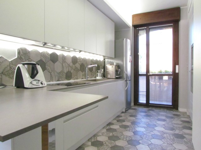Exemple d'une cuisine avec une crédence grise, une crédence en carreau de porcelaine et un sol en carrelage de porcelaine.