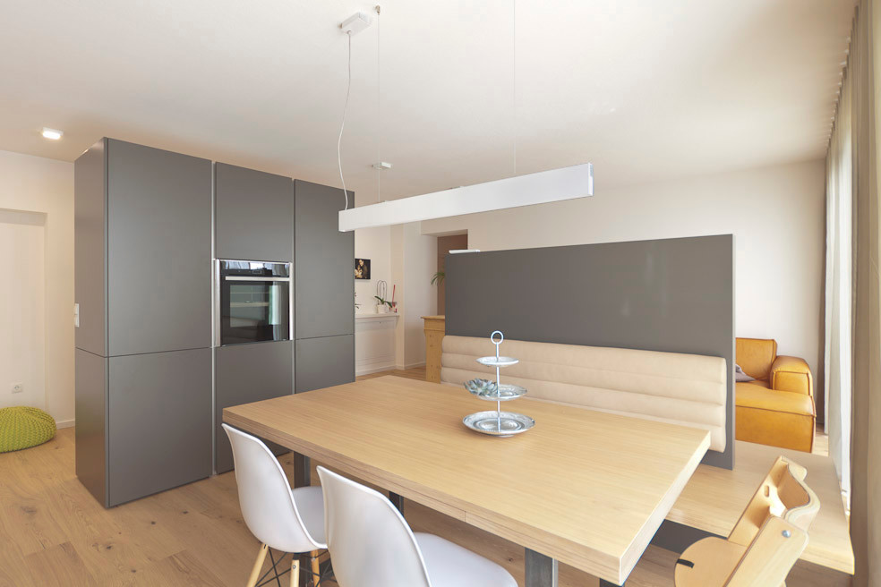 Ispirazione per una cucina minimalista con lavello sottopiano, top in quarzite, pavimento in legno massello medio e pavimento marrone