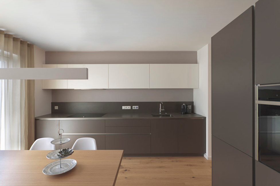 Idee per una cucina minimalista con lavello sottopiano, top in quarzite, pavimento in legno massello medio e pavimento marrone