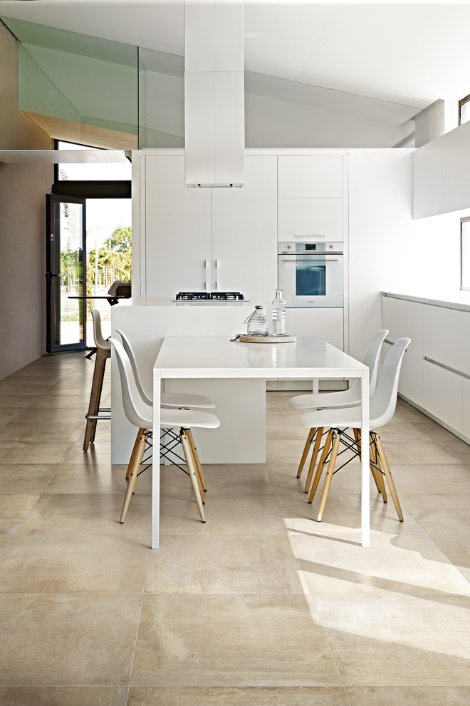 Idee per una cucina minimalista di medie dimensioni con ante bianche, pavimento in gres porcellanato, pavimento beige, top bianco, ante lisce e elettrodomestici bianchi