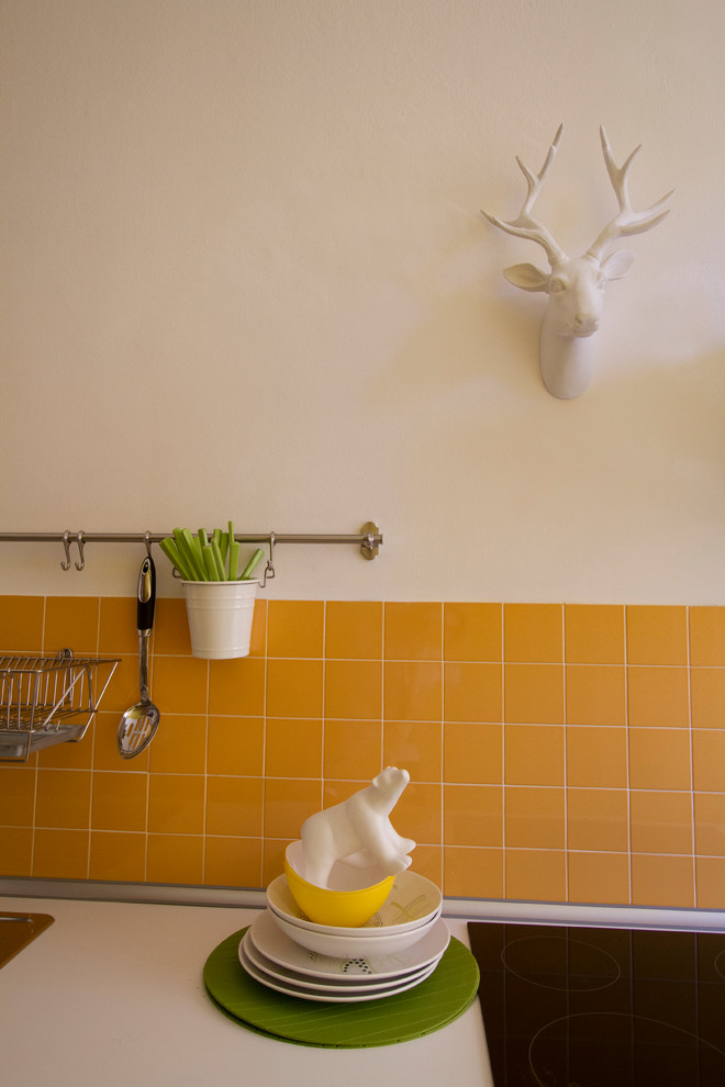 Modern inredning av ett vit vitt kök och matrum, med vita skåp och ljust trägolv