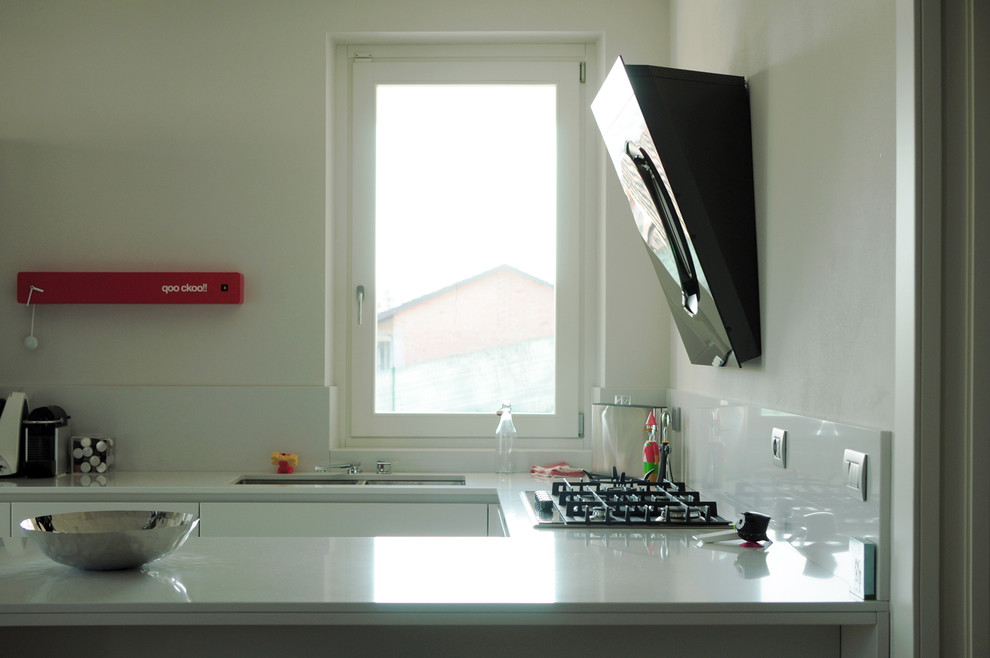 Foto di una cucina contemporanea con lavello a doppia vasca, ante bianche, paraspruzzi bianco, parquet chiaro e pavimento marrone