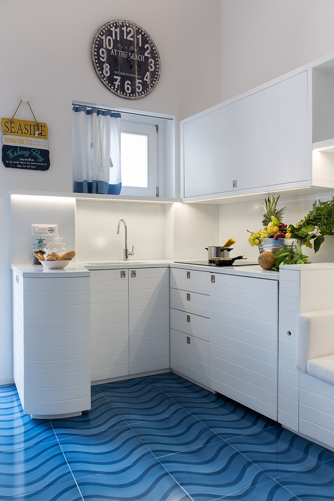 Offene, Kleine Maritime Küche in U-Form mit Einbauwaschbecken, Schrankfronten im Shaker-Stil, weißen Schränken, Küchenrückwand in Weiß und Keramikboden in Neapel