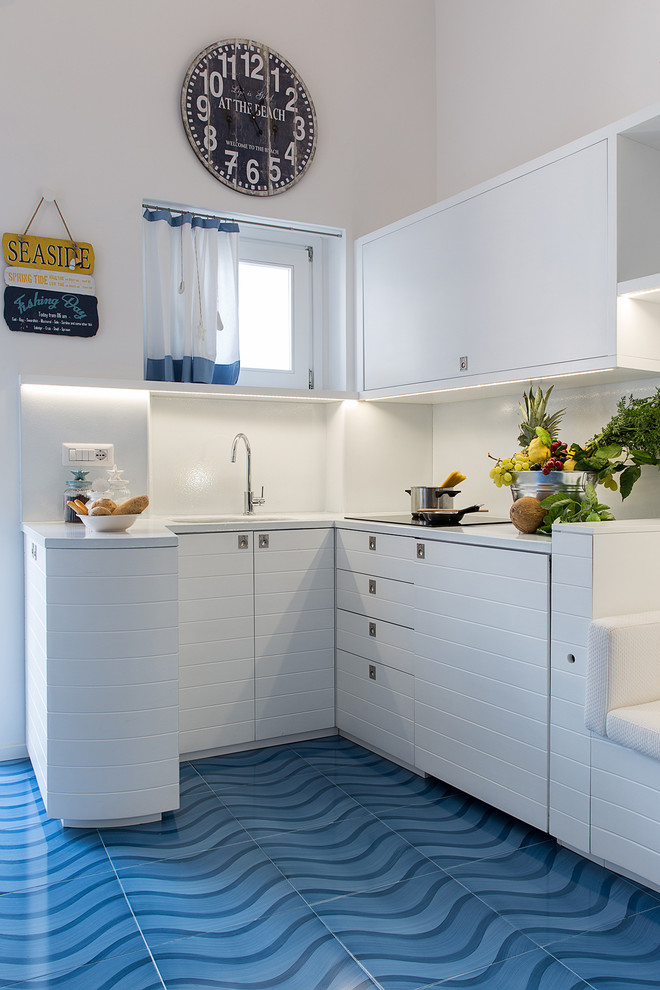 Ejemplo de cocinas en U marinero pequeño abierto con puertas de armario blancas, suelo de baldosas de cerámica y salpicadero blanco