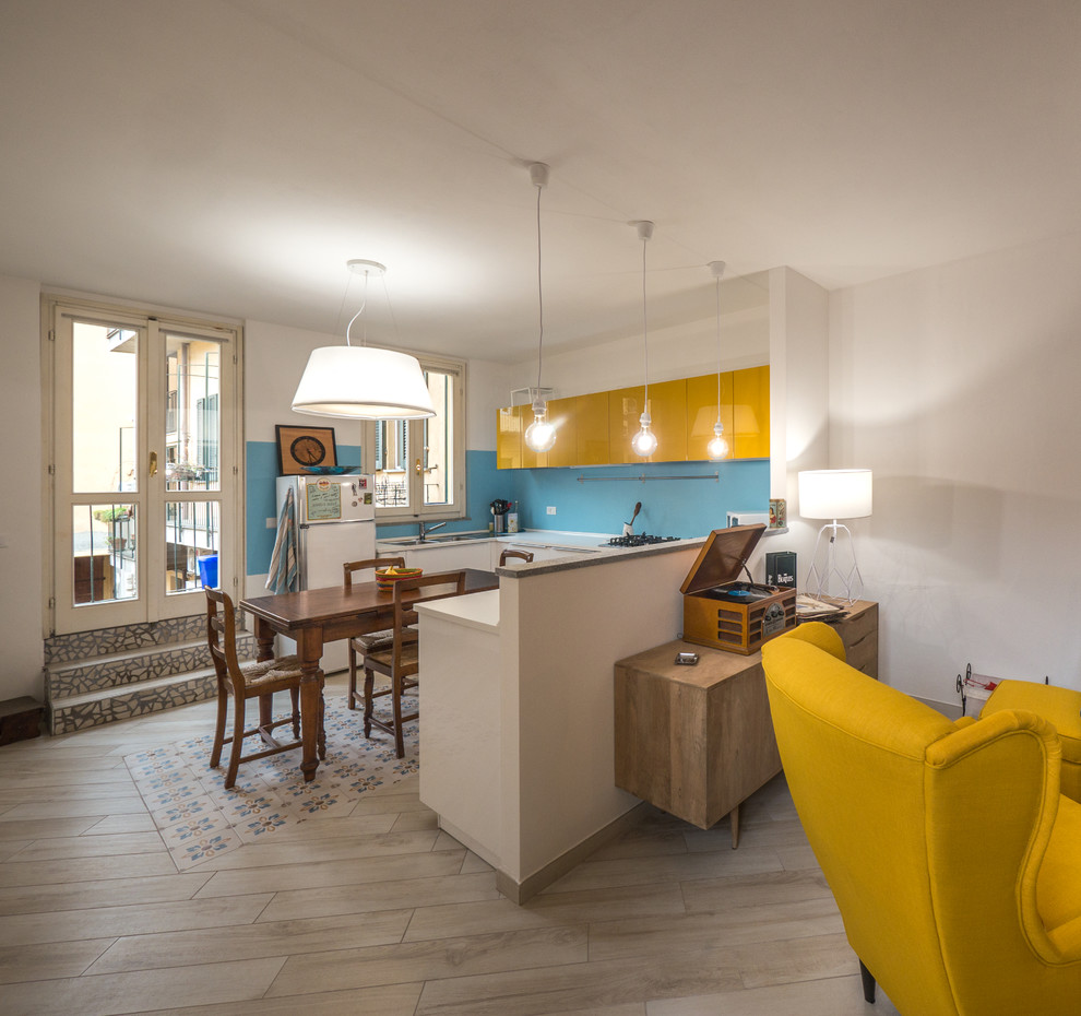 Пример оригинального дизайна: п-образная кухня-гостиная среднего размера в стиле фьюжн с двойной мойкой, плоскими фасадами, желтыми фасадами, столешницей из ламината, синим фартуком и белой техникой без острова