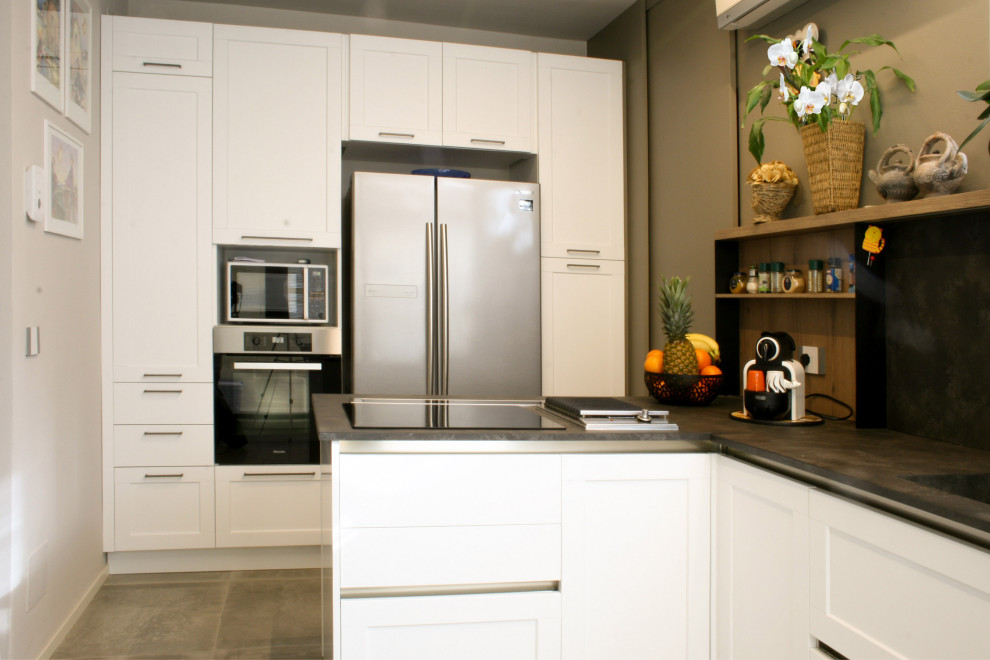 Immagine di una cucina contemporanea di medie dimensioni con lavello sottopiano, ante bianche, top in laminato, pavimento in gres porcellanato, pavimento grigio e top grigio