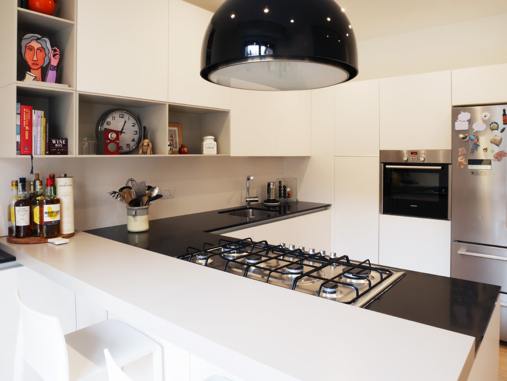 Ispirazione per una cucina minimalista chiusa e di medie dimensioni con lavello sottopiano, ante lisce, ante bianche, pavimento in gres porcellanato e pavimento beige