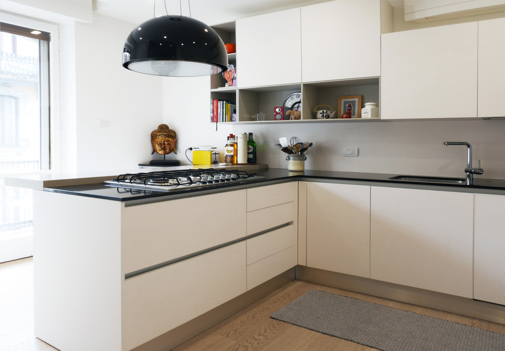 Esempio di una cucina moderna chiusa e di medie dimensioni con lavello sottopiano, ante lisce, ante bianche, pavimento in gres porcellanato e pavimento beige
