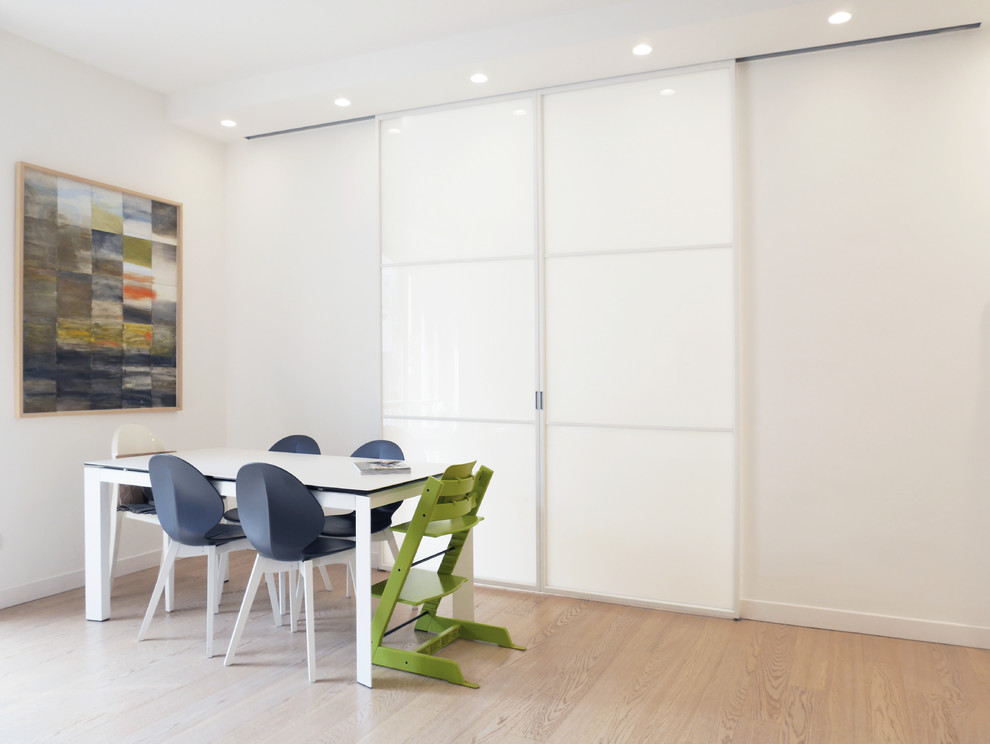 Idee per una cucina minimalista di medie dimensioni con pavimento in gres porcellanato e pavimento beige
