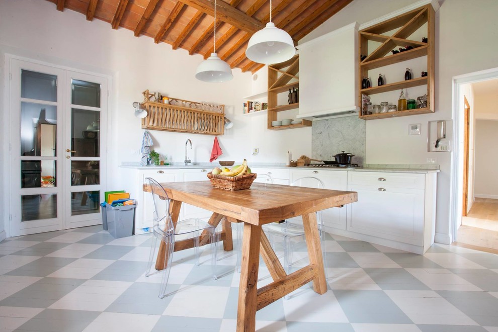 Bild på ett mellanstort lantligt kök, med luckor med infälld panel, vita skåp och vitt stänkskydd
