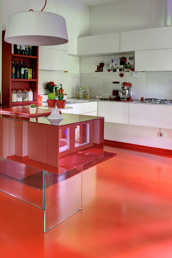 Exempel på ett mellanstort kök, med släta luckor, röda skåp, vitt stänkskydd, fönster som stänkskydd, betonggolv, en halv köksö och rött golv