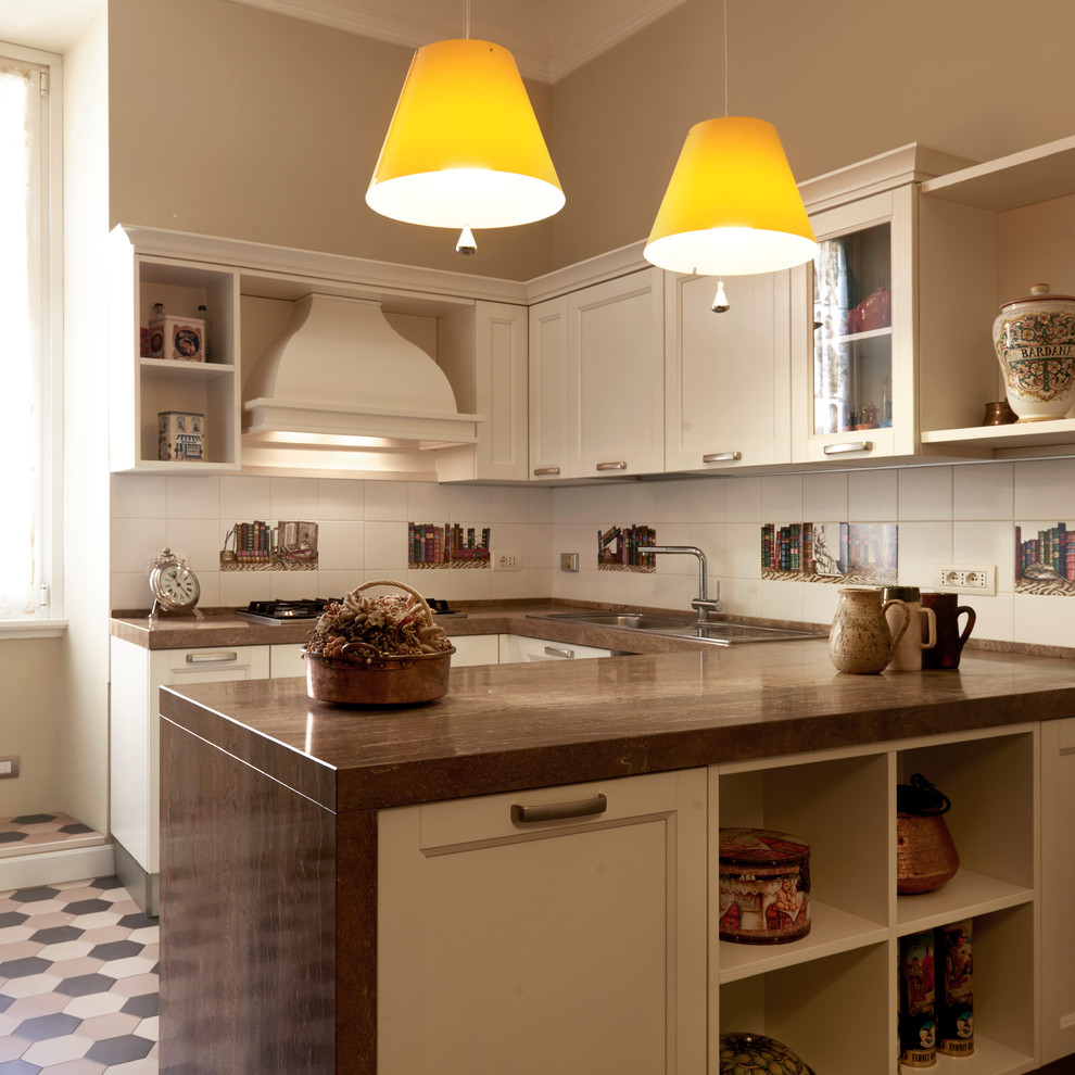 Foto på ett stort vintage kök, med marmorbänkskiva, luckor med infälld panel, vita skåp, vitt stänkskydd, stänkskydd i keramik, klinkergolv i keramik, en halv köksö och flerfärgat golv