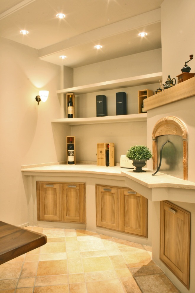 Inredning av ett eklektiskt mellanstort beige beige kök, med en enkel diskho, luckor med infälld panel, skåp i ljust trä, bänkskiva i kalksten, beige stänkskydd, stänkskydd i sten, rostfria vitvaror, klinkergolv i porslin och gult golv