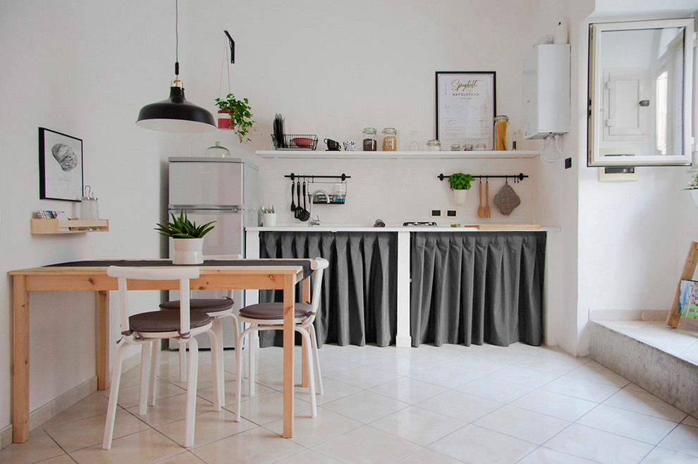 Modelo de cocina comedor lineal nórdica pequeña con fregadero encastrado, armarios abiertos, electrodomésticos de acero inoxidable y suelo beige