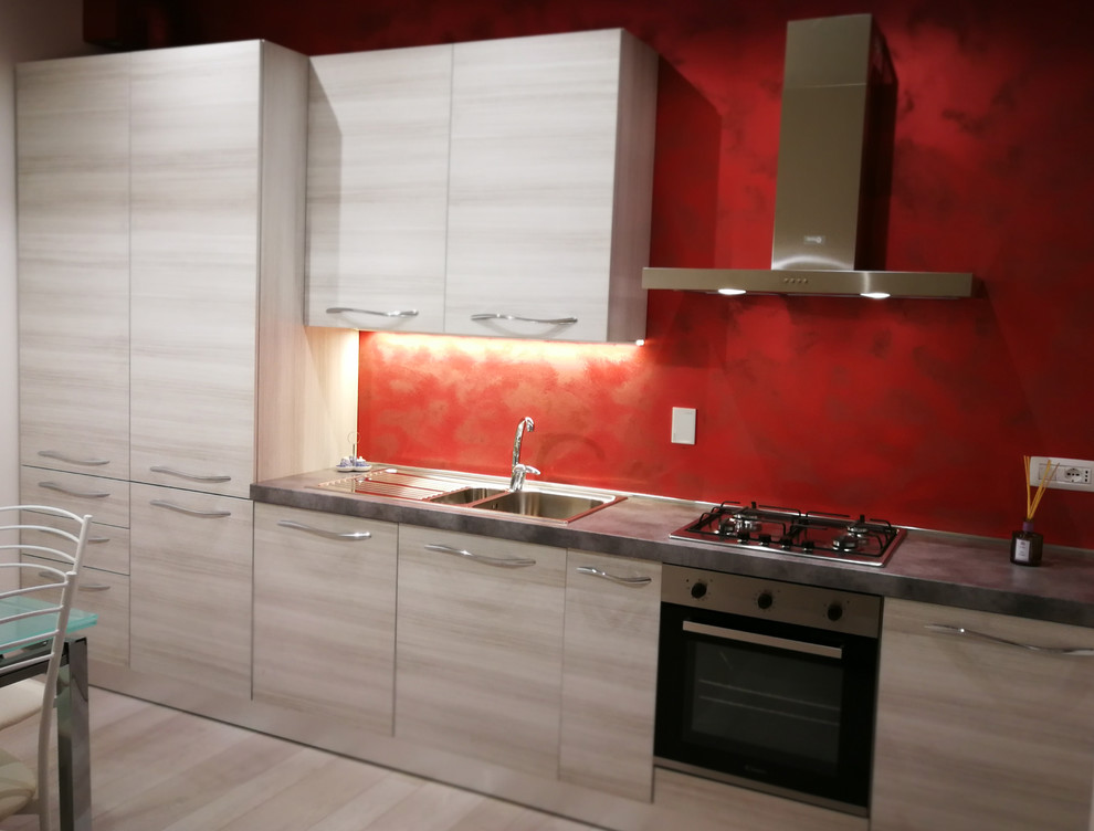 Foto di una cucina moderna di medie dimensioni con parquet chiaro e pavimento beige