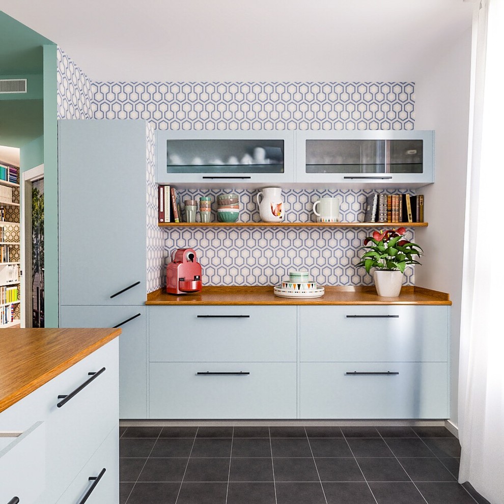 Источник вдохновения для домашнего уюта: кухня среднего размера в морском стиле с плоскими фасадами, деревянной столешницей, полом из керамической плитки, черным полом, синими фасадами и разноцветным фартуком