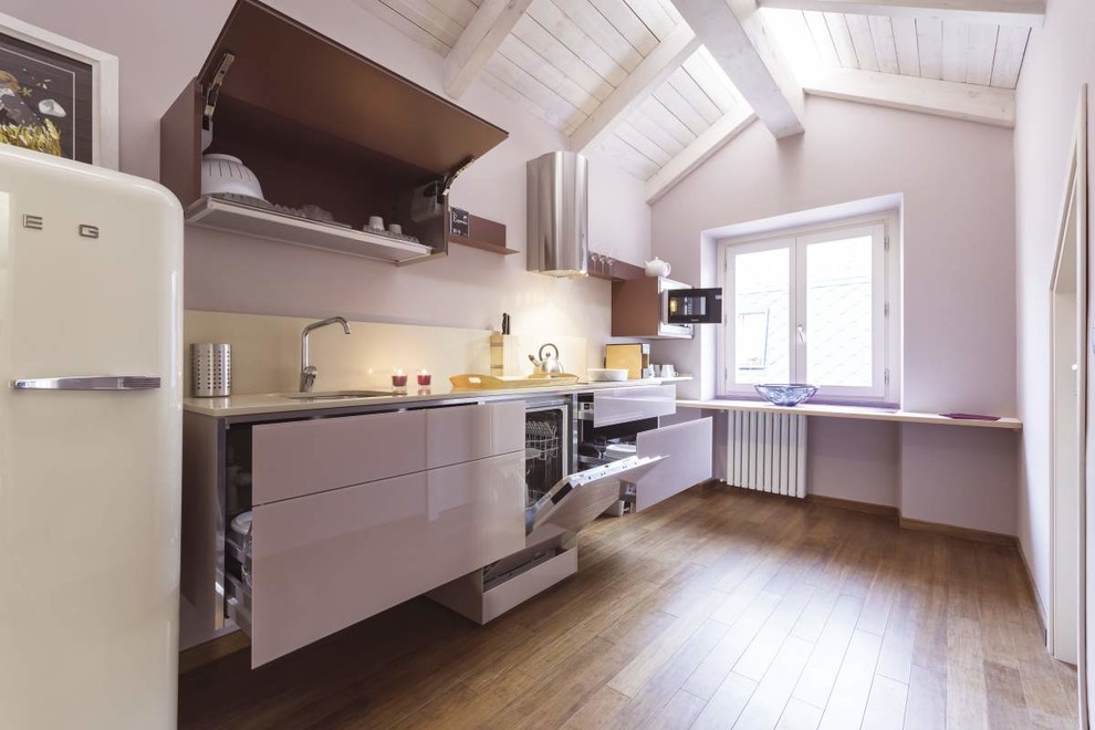 Пример оригинального дизайна: отдельная, прямая кухня среднего размера в современном стиле с стеклянными фасадами