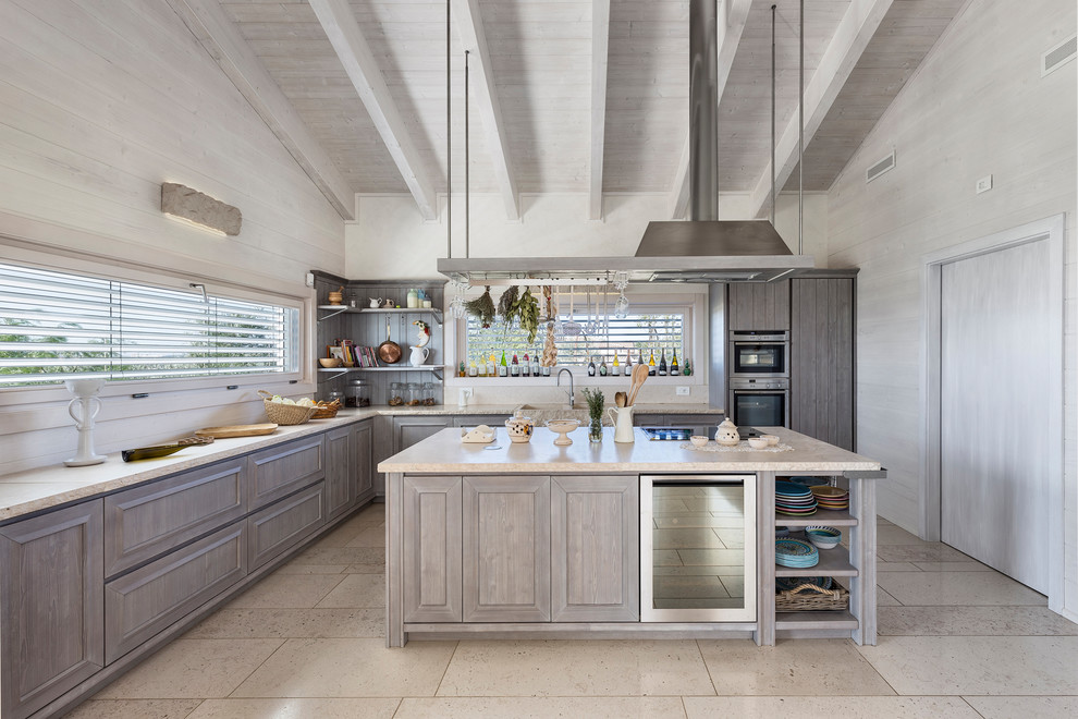 Foto di una cucina country con ante in stile shaker, ante marroni, pavimento grigio e top grigio