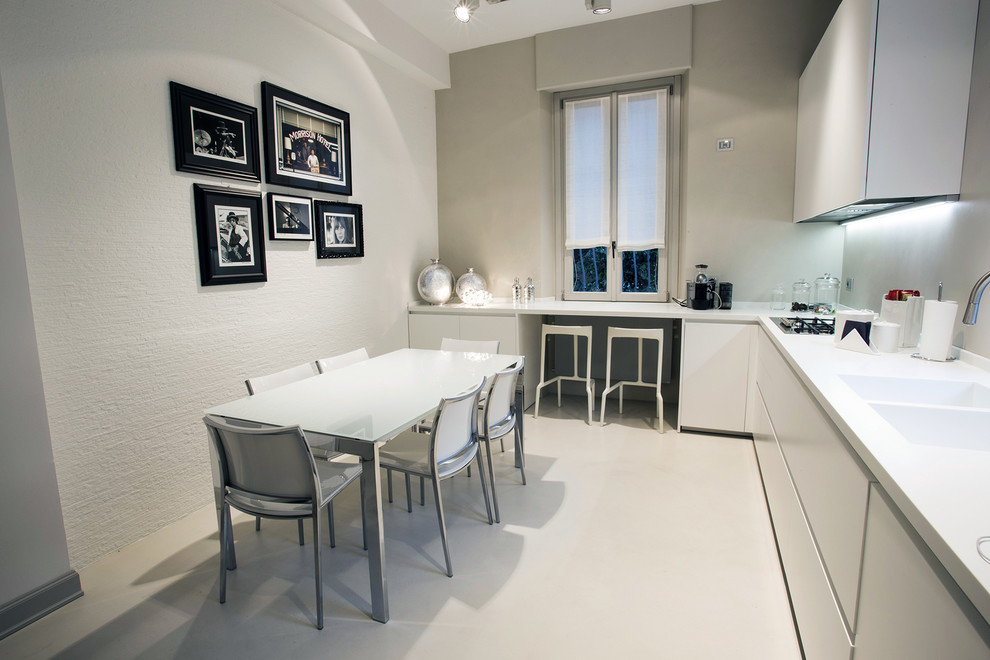 Immagine di una cucina contemporanea di medie dimensioni con lavello integrato, ante lisce, ante bianche, top in superficie solida, paraspruzzi bianco e pavimento in gres porcellanato