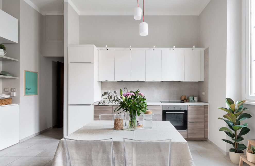 Einzeilige, Kleine Skandinavische Küche mit Porzellan-Bodenfliesen und grauem Boden in Mailand