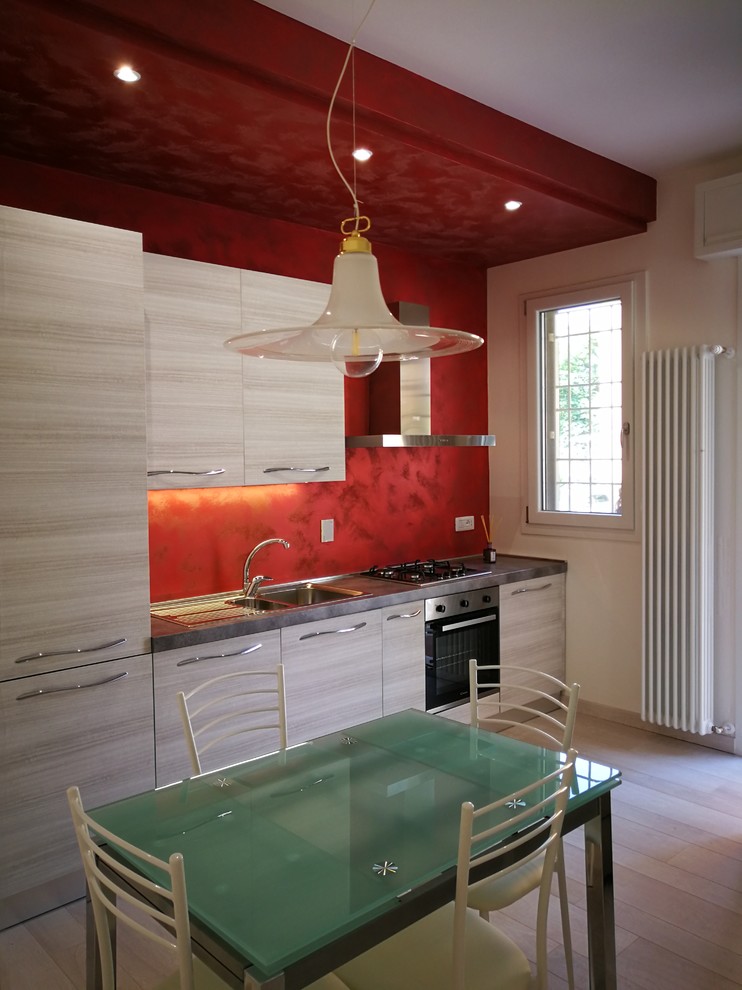 Immagine di una cucina moderna di medie dimensioni con parquet chiaro e pavimento beige