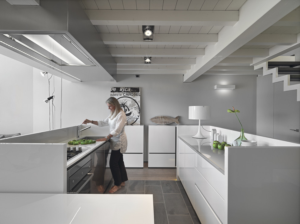 Zweizeilige Moderne Wohnküche mit flächenbündigen Schrankfronten, weißen Schränken, Küchenrückwand in Weiß und zwei Kücheninseln in Mailand