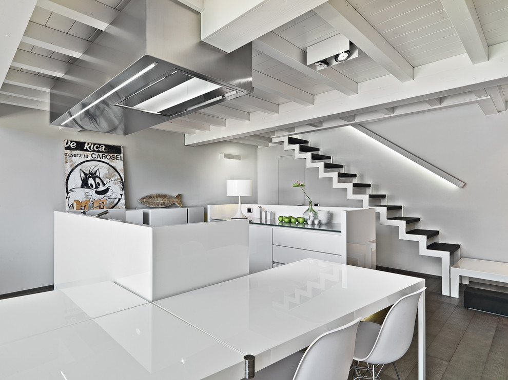 Стильный дизайн: параллельная кухня в современном стиле с обеденным столом, плоскими фасадами, белыми фасадами, белым фартуком и двумя и более островами - последний тренд