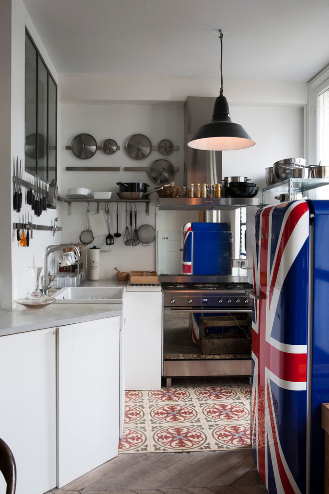 Medium sized bohemian l-shaped open plan kitchen in Paris with white cabinets.