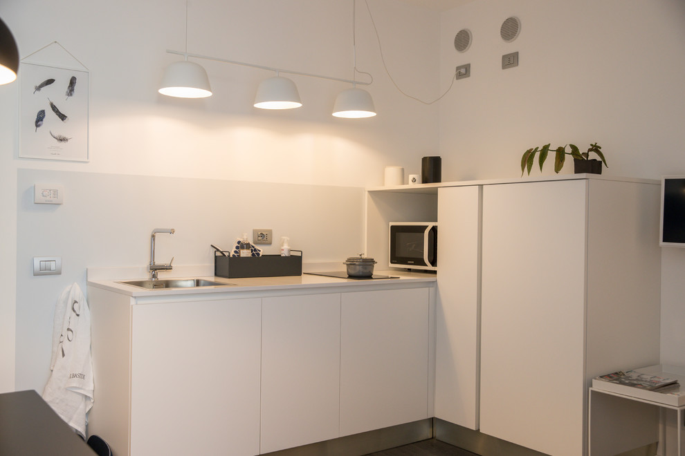 На фото: маленькая угловая кухня-гостиная в стиле модернизм для на участке и в саду с