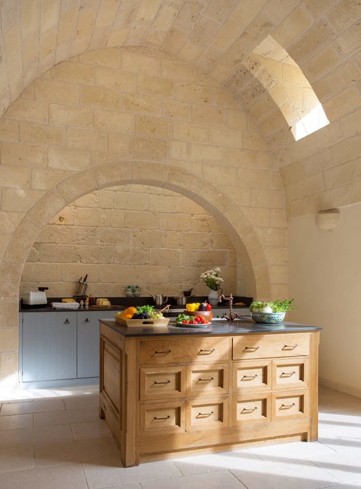 Zweizeilige Mediterrane Küche mit Schrankfronten im Shaker-Stil, hellen Holzschränken, Kücheninsel, grauem Boden und grauer Arbeitsplatte in Bari