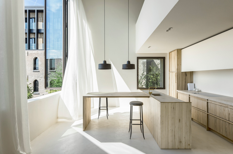 Foto di una cucina moderna con pavimento in cemento e pavimento bianco