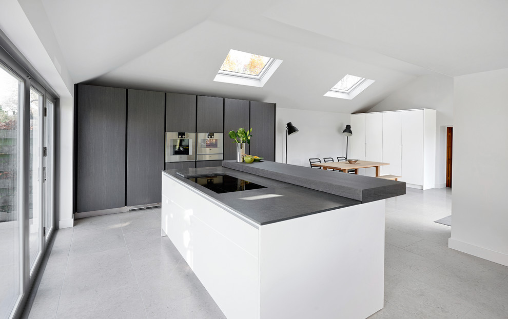 Идея дизайна: большая прямая кухня-гостиная в стиле модернизм с плоскими фасадами, белыми фасадами и островом