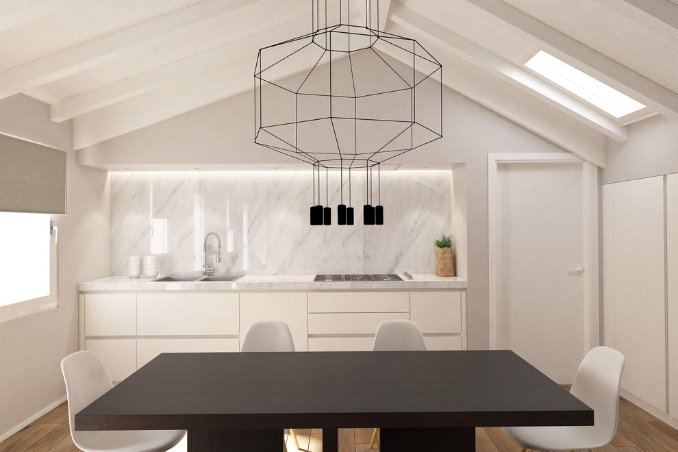 Modern inredning av ett mellanstort kök, med en dubbel diskho, släta luckor, vita skåp, marmorbänkskiva, vitt stänkskydd, stänkskydd i marmor och rostfria vitvaror