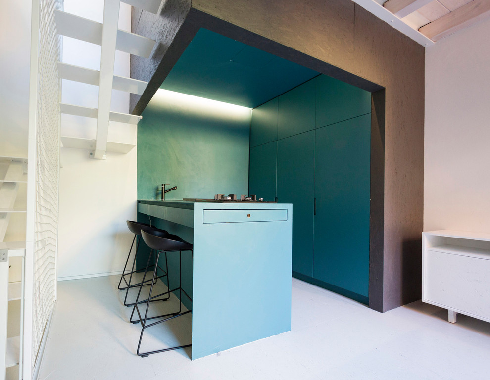 Idéer för ett mellanstort modernt blå kök, med släta luckor, blå skåp, integrerade vitvaror, en halv köksö, en enkel diskho, träbänkskiva och grått golv