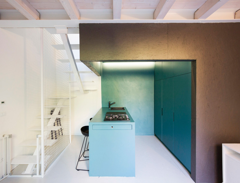 Стильный дизайн: параллельная кухня среднего размера в современном стиле с плоскими фасадами, техникой под мебельный фасад, синей столешницей, деревянной столешницей, серым полом, накладной мойкой, бирюзовыми фасадами, синим фартуком и островом - последний тренд