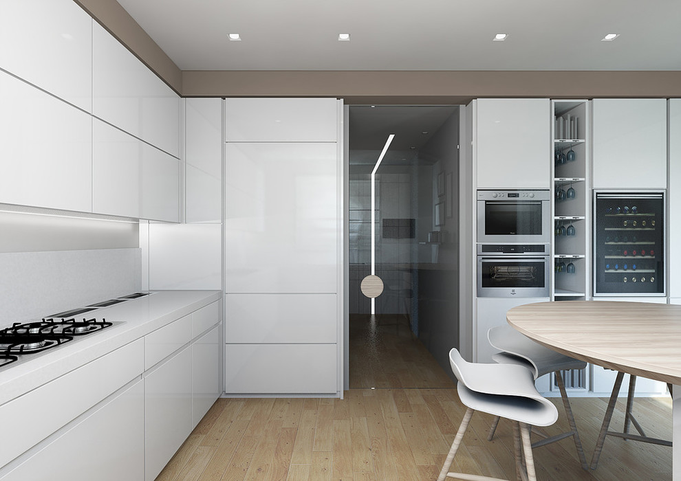 Offene, Geräumige Moderne Küche in L-Form mit flächenbündigen Schrankfronten, weißen Schränken, Küchengeräten aus Edelstahl und hellem Holzboden in Mailand