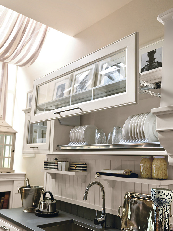Bild på ett mellanstort shabby chic-inspirerat grå grått kök, med en undermonterad diskho, skåp i shakerstil, vita skåp, bänkskiva i kvarts, grått stänkskydd, rostfria vitvaror, målat trägolv och svart golv