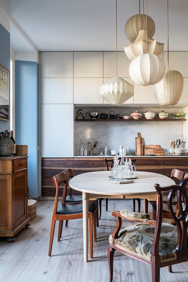 На фото: прямая кухня среднего размера в скандинавском стиле с плоскими фасадами без острова