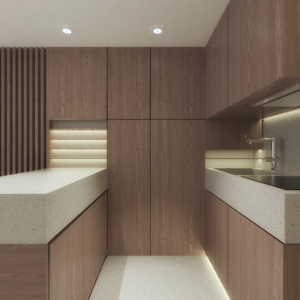 Exempel på ett litet modernt grå grått kök, med en integrerad diskho, luckor med profilerade fronter, skåp i ljust trä, bänkskiva i terrazo, grått stänkskydd, stänkskydd i porslinskakel, rostfria vitvaror, terrazzogolv, en köksö och grått golv