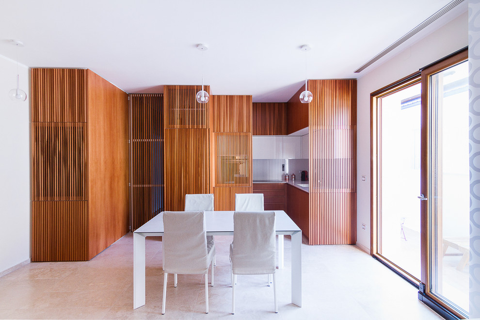 Imagen de cocina contemporánea con armarios con paneles lisos, puertas de armario de madera oscura, salpicadero de vidrio templado y suelo beige