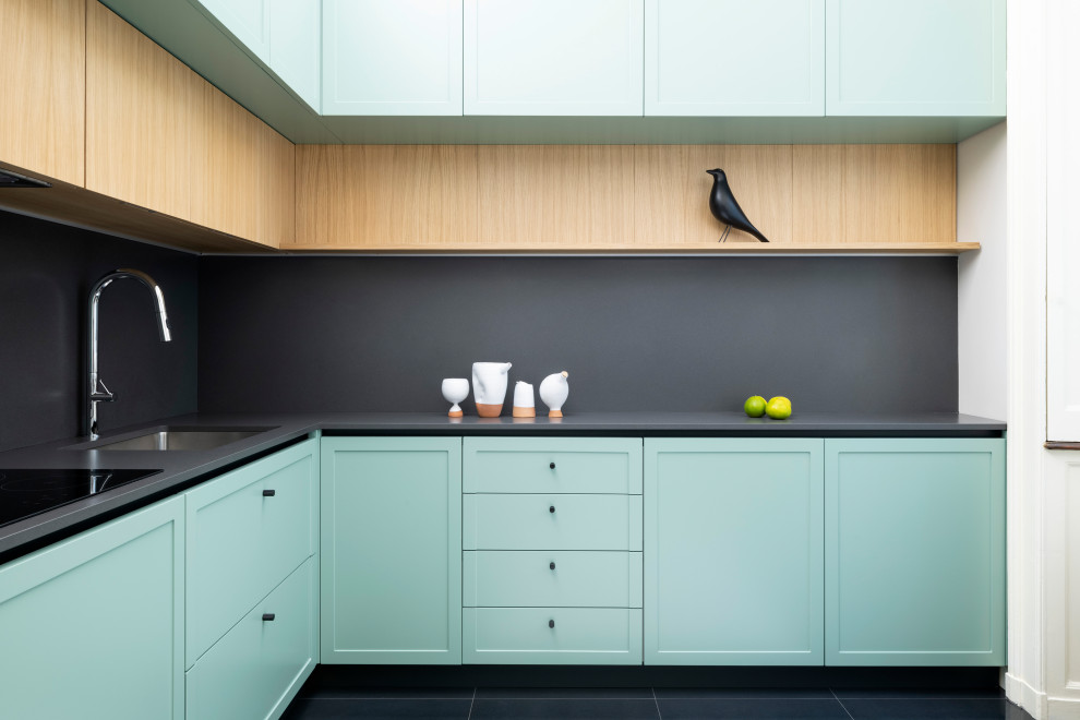 Idéer för att renovera ett avskilt, mellanstort minimalistiskt grå grått l-kök, med en undermonterad diskho, luckor med infälld panel, gröna skåp, bänkskiva i kvarts, grått stänkskydd, rostfria vitvaror, klinkergolv i porslin och flerfärgat golv
