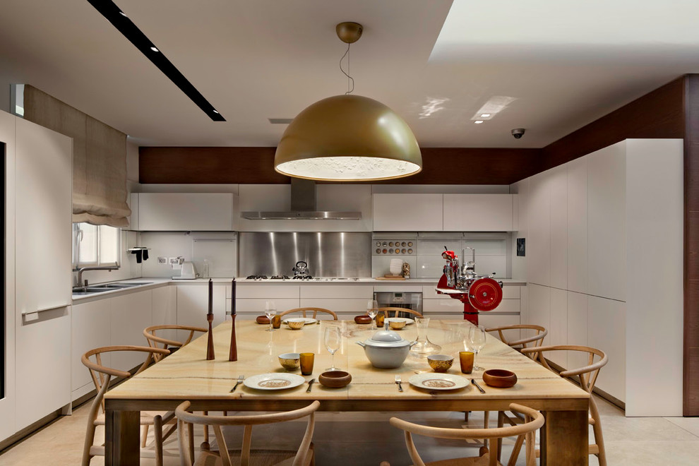 Geräumige Moderne Wohnküche in U-Form mit Einbauwaschbecken, flächenbündigen Schrankfronten, weißen Schränken, Küchenrückwand in Metallic, Rückwand aus Metallfliesen und Küchengeräten aus Edelstahl in Mailand