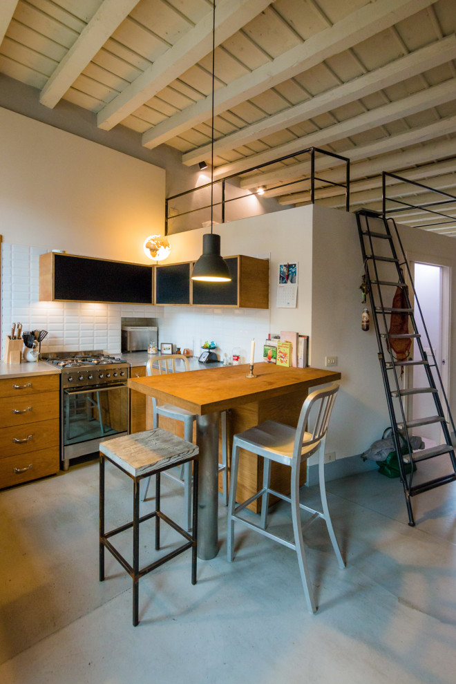 Bild på ett shabby chic-inspirerat kök, med bänkskiva i rostfritt stål, rostfria vitvaror och grått golv