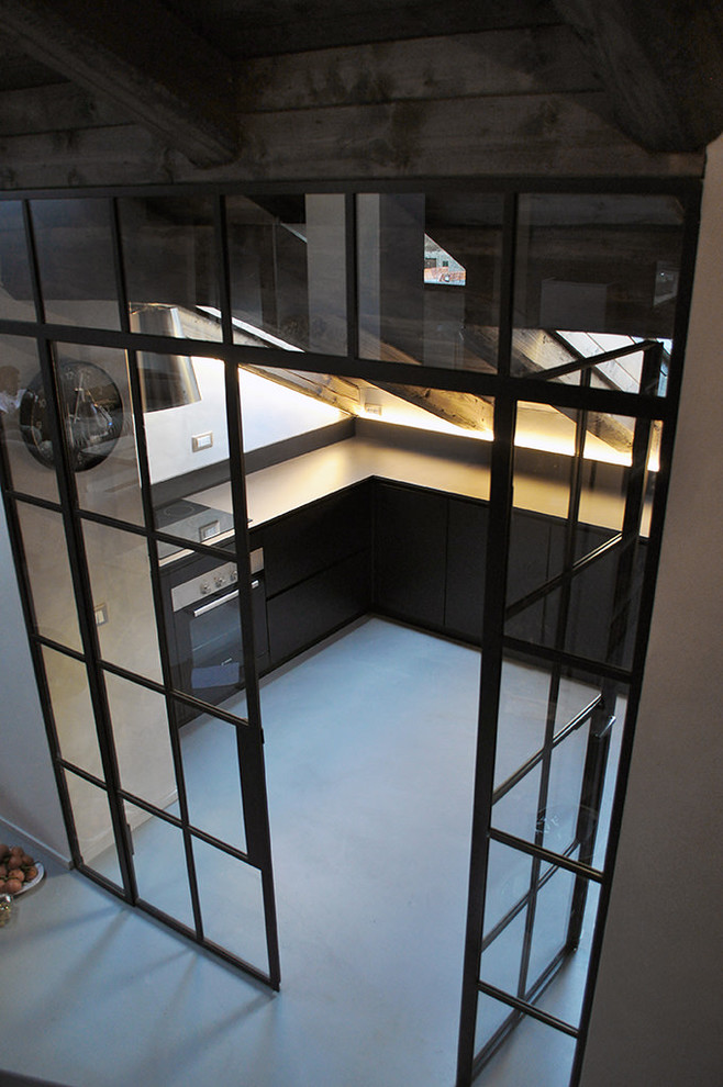 Пример оригинального дизайна: отдельная, п-образная кухня среднего размера в стиле рустика с плоскими фасадами, черными фасадами, бетонным полом и серым полом