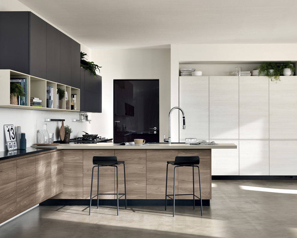 Ispirazione per una grande cucina minimalista con ante lisce, ante in legno chiaro, top in quarzo composito, penisola e top bianco
