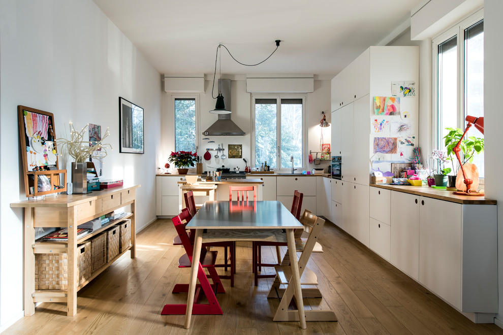 Idee per una grande cucina scandinava con ante lisce, top in legno, ante bianche e parquet chiaro