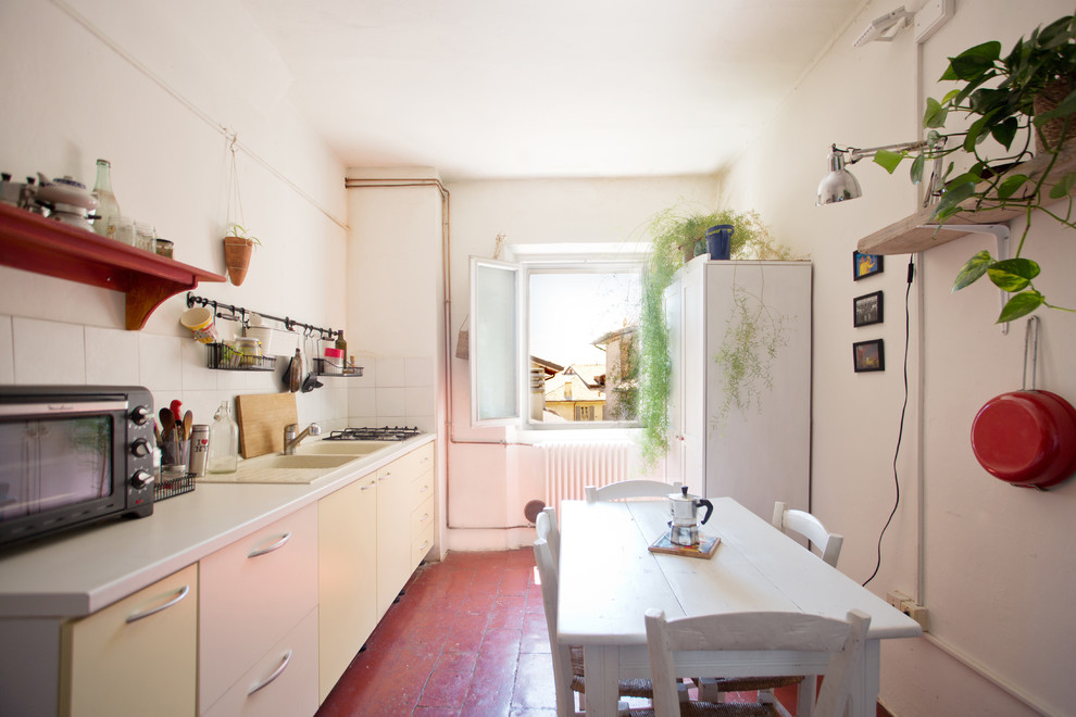 Inspiration för ett mellanstort medelhavsstil vit linjärt vitt kök och matrum, med en dubbel diskho, klinkergolv i terrakotta och rött golv